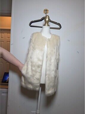Vince Camuto Ivory Faux Fur Sleeveless Vest Hpom & Eye Closure Size Small